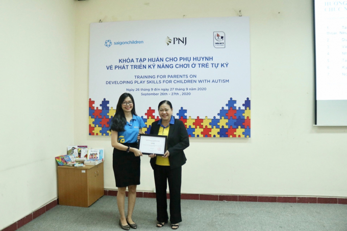 Tổ chức Saigon Children's Charity trao tặng bằng khen cho PNJ vì những đóng góp cho hoạt động nâng cao nhận thức về tự kỷ ở trẻ em Việt Nam