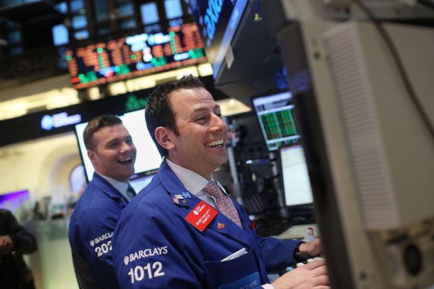 Dow Jones vọt hơn 300 điểm trong phiên giao dịch hôm nay. Ảnh: T.L