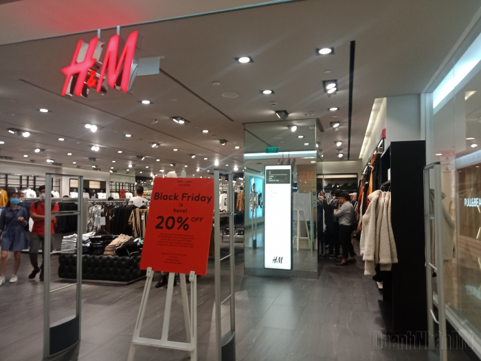 Gian hàng của thương hiệu H&M khá vắng khách dù là giờ cao điểm. Ảnh:Tiến Dũng.