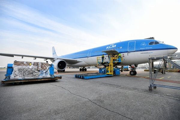 Máy bay của hãng Air France – KLM đang bốc dỡ các lô hàng đông lạnh ở sân bay Schiphol. Ảnh: Reuters