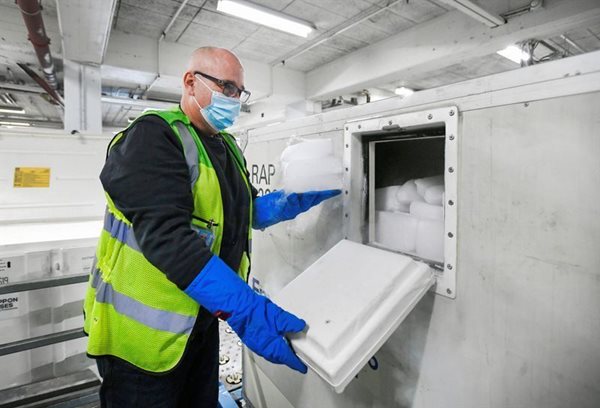Nhân viên đang đưa đá khô vào các thùng đông lạnh. Chiến dịch vận chuyển vaccine Covid-19 trên toàn cầu chủ yếu tập trung ở sân bay Schiphol của Hà Lan và Frankfurt của Đức. Ảnh: Reuters