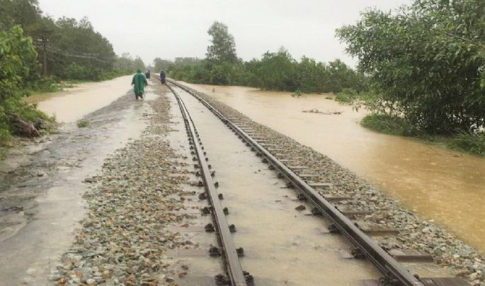 Tuyến đường sắt qua Khánh Hòa tê liệt do mưa lũ. Ảnh minh họa.