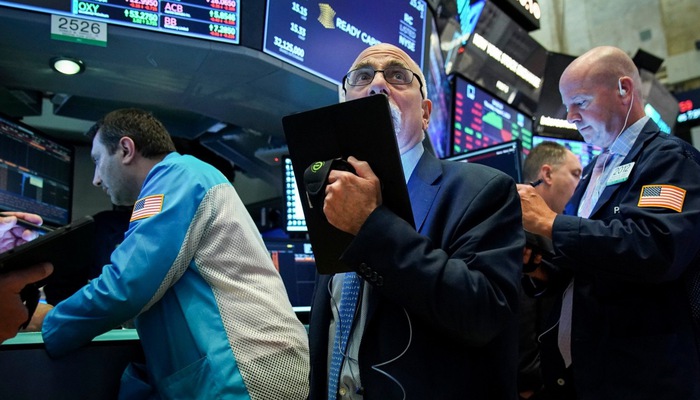 Các nhà giao dịch cổ phiếu trên sàn NYSE ở New York, Mỹ. Ảnh: Reuters.