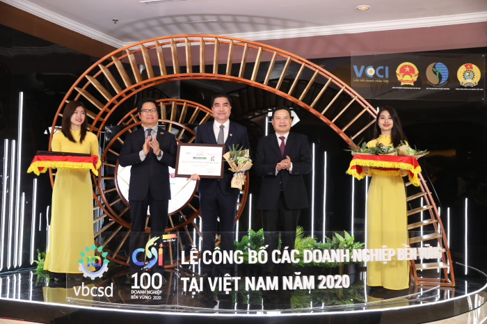 Ông Trần Tam – Chủ tịch HĐQT Phuc Khang Corporation nhận bằng khen TOP 100 Doanh nghiệp bền vững 2020. Ảnh: TL