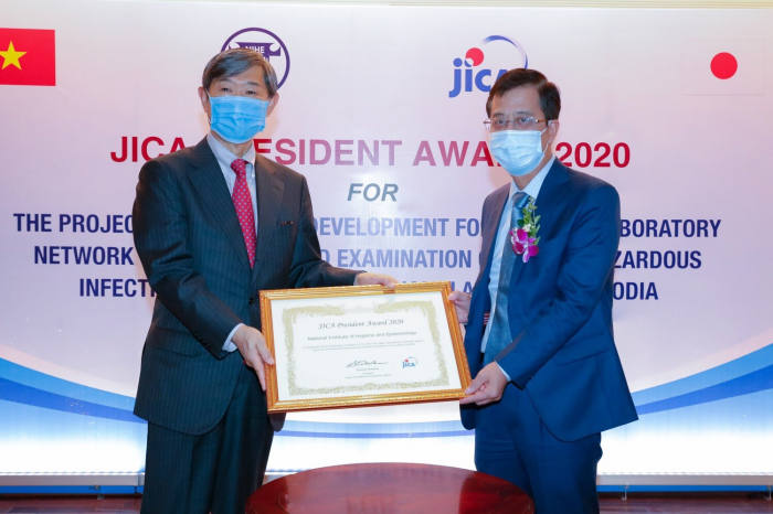 Chủ tịch JICA, ngài KITAOKA Shinichi (bên trái) trao “Bằng khen của Chủ tịch JICA” cho Viện Trưởng Viện Vệ sinh Dịch tễ Trung ương, GS.TS Đặng Đức Anh (bên phải). Ảnh: JICA
