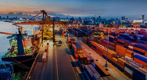 Thiếu container chứa hàng, giá dịch vụ logistics tăng phi mã trong dịch Covid-19 khiến nhiều doanh nghiệp dù có đơn hàng nhưng vẫn khó khăn trong xuất khẩu. Ảnh: T.L.