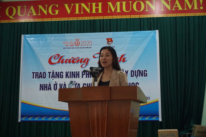 Bà Phạm Kim Dung đại diện BTC chia sẻ khó khăn với người dân. Ảnh: NSCC