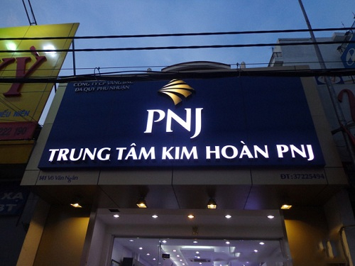 Trong tháng 11, PNJ đã mở mới thêm 1 cửa hàng Gold. Lũy kế 11T, PNJ đang có 305 CH Gold, 30 CH Silver,66 CH Watch theo mô hình S-i-S. Ảnh: TL
