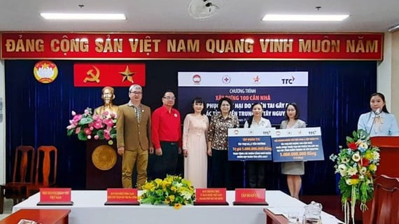 Đại diện Hội Doanh nhân trẻ Việt Nam và Tập đoàn TTC trao tặng các phần quà thông qua Ủy ban MTTQ Việt Nam TP.HCM. Ảnh: Hoài Nam.