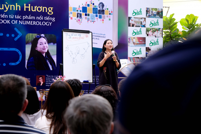 MC Quỳnh Hương chia sẻ với bạn đọc về tập sách Thay đổi cuộc sống với nhân số học. Ảnh: FN