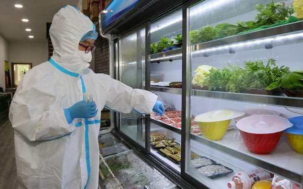 Ban Quản lý An toàn thực phẩm tiến hành lấy mẫu bề mặt bao bì thực phẩm đông lạnh nhập khẩu để xét nghiệm vi rút SARS-CoV2.