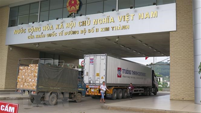 Từ năm 2021, hàng hóa nhập khẩu - tái xuất ra vào Việt Nam phải thực hiện qua các cửa khẩu quốc tế. Ảnh: I.T.