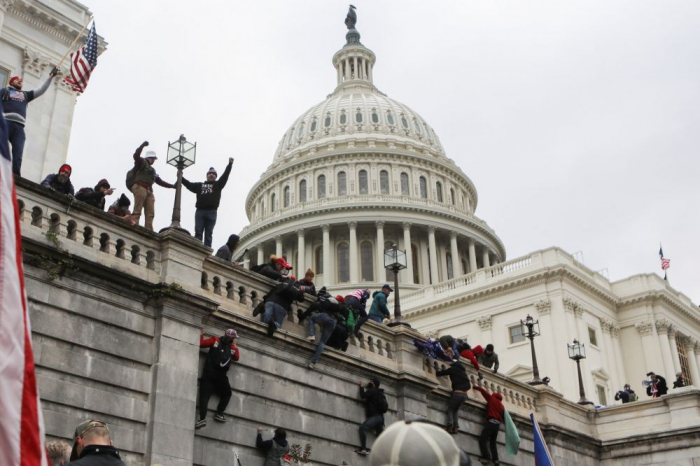 Người biểu tình quá khích ủng hộ Tổng thống Trump xông vào trụ sở Quốc hội Mỹ. Ảnh: Reuters