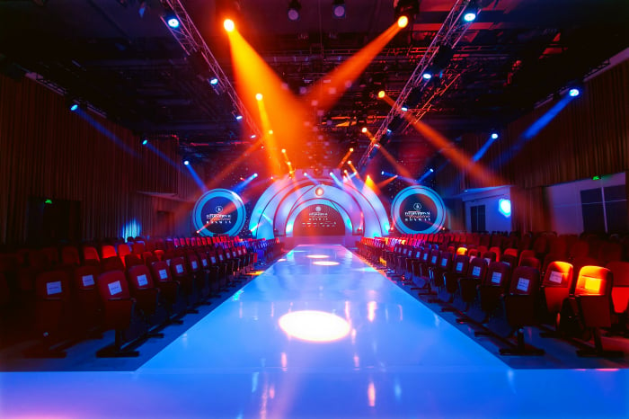 Sân khấu được thiết kế hoành tráng show diễn International Fashion Runway 2021. Ảnh: TL.