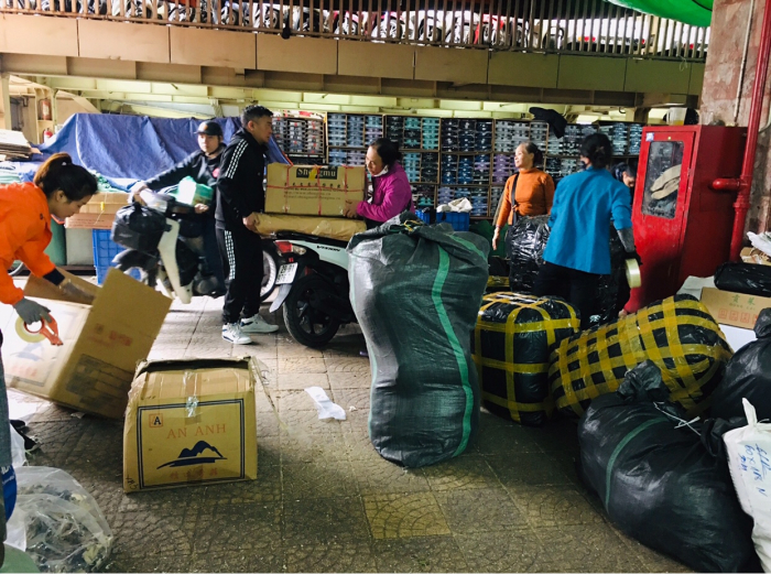 Cảnh nhập hàng vẫn tấp nập tại chợ Đồng Xuân để đảm bảo nguồn cung ứng trong dịp Tết. Ảnh: PV.