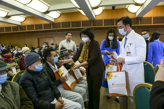 Phó chủ tịch nước Đặng Thị Ngọc Thịnh cùng GS.TS Nguyễn Quang Tuấn, Giám đốc Bệnh viện Bạch Mai thăm hỏi và tặng quà cho người bệnh. ẢNh: BV