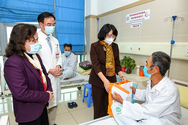 Phó chủ tịch nước Đặng Thị Ngọc Thịnh thăm hỏi và tặng quà cho bệnh nhân đang điều trị tại Trung tâm Ung bướu. Ảnh: BV
