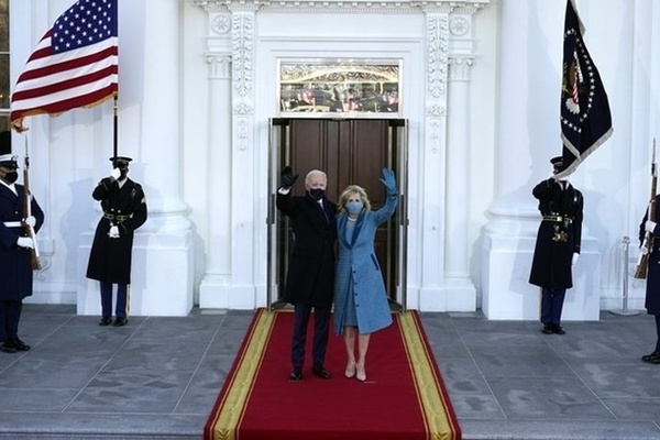 Tổng thống Mỹ Joe Biden và Đệ nhất phu nhân Jill Biden ở cổng phía bắc Nhà Trắng. Ảnh: AP