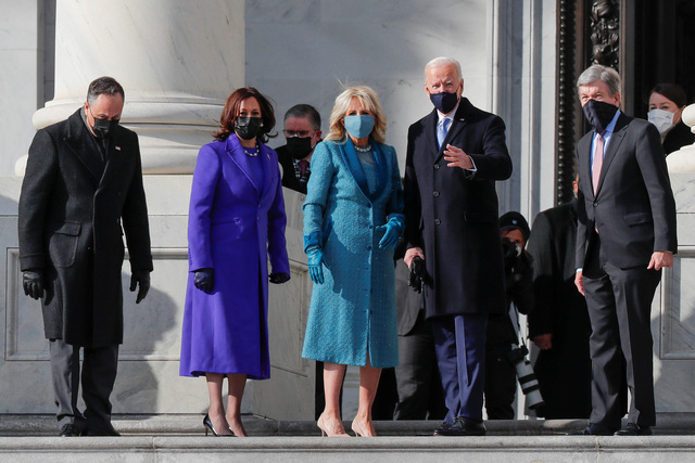 Tổng thống Joe Biden cùng vợ, bà Jill Biden, và Phó Tổng thống đắc cử Kamala Harris tới đồi Capitol chuẩn bị dự lễ nhậm chức ngày 20/1. Ảnh: Reuters