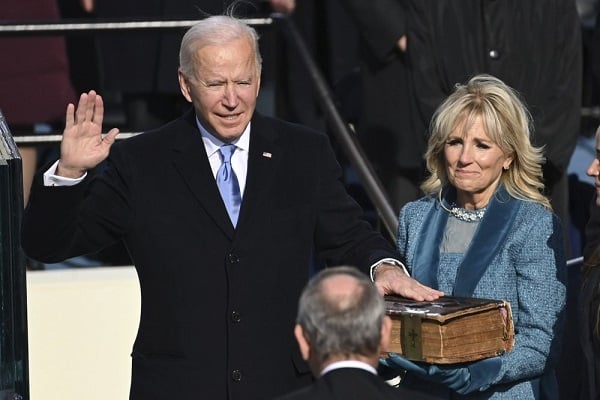 Ông Joe Biden tuyên thệ nhậm chức Tổng thống Mỹ. Ảnh: Reuters