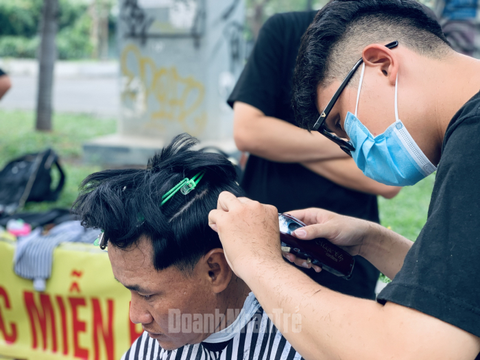 Theo Quang Hiếu - trưởng nhóm cắt tóc miễn phí, các bạn chọn công viên 23/9 làm nơi hoạt động vì tuy là khu phố sầm uất nhất TP.HCM, nhưng tại đây có rất nhiều lao động nghèo và người vô gia cư.