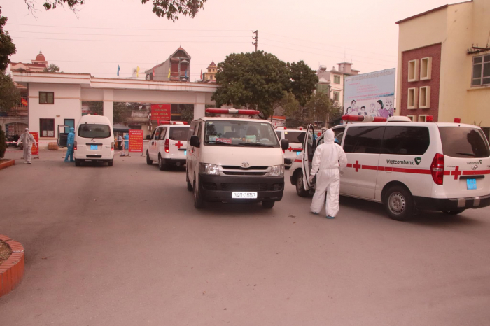 Xe cấp cứu bên trong khu vực Bệnh viện dã chiến Chí Linh. Ảnh: PV