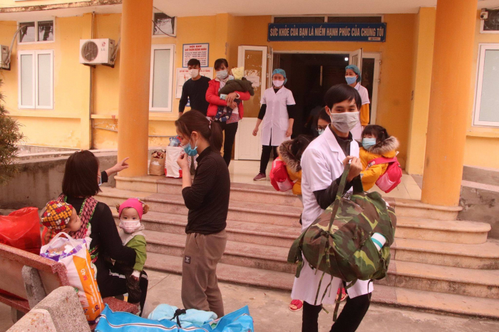 Những người có kết quả âm tính sẽ rời khỏi Trung tâm Y tế TP. Chí Linh để nhường chỗ cho các bệnh nhân. Ảnh: PV