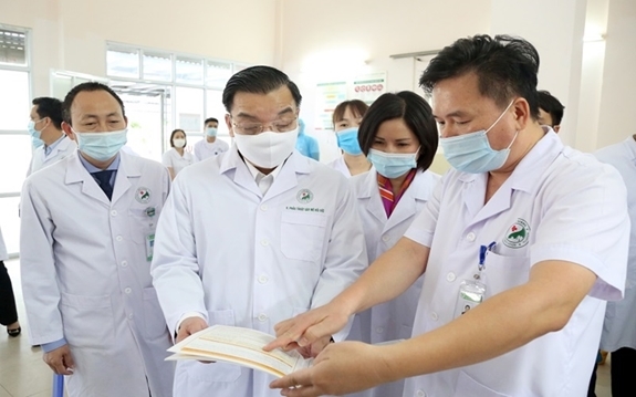 Chủ tịch UBND TP Hà Nội Chu Ngọc Anh (giữa), kiểm tra công tác phòng, chống dịch Covid-19 tại Bệnh viện đa khoa Đức Giang ngày 3/12/2020. Ảnh: PV