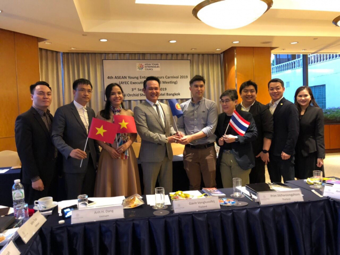 Chủ tịch Hội Doanh nhân trẻ ASEAN 2019 chính thức chuyển giao chức Chủ tịch Hội Doanh nhân trẻ ASEAN cho Chủ tịch Hội Doanh nhân trẻ Việt Nam, ông Đặng Hồng Anh.