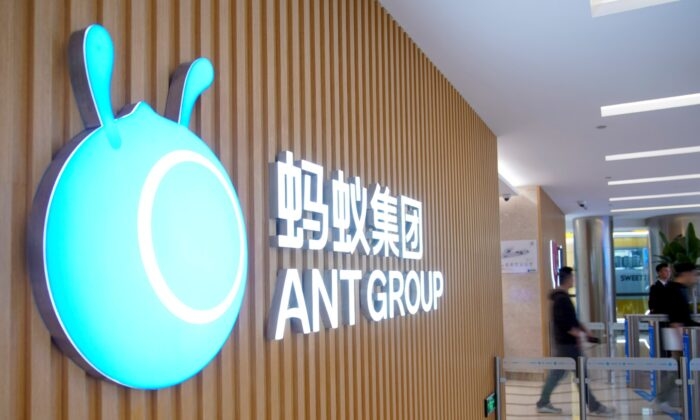 Logo của Ant Group được in hình tại trụ sở chính của công ty ở Hàng Châu, tỉnh Chiết Giang, Trung Quốc năm 2020. Ảnh: Reuters