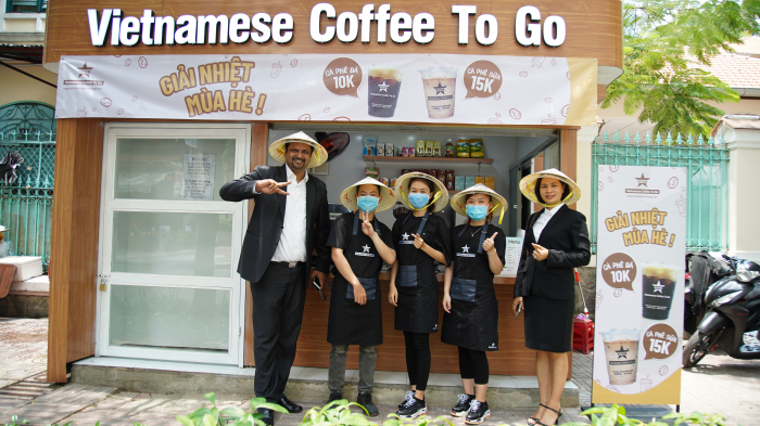 Team Viva khai trương Vietnamese coffee to go kết hợp với nhà vệ sinh công cộng trong tháng 5/2020. Ảnh: DNT