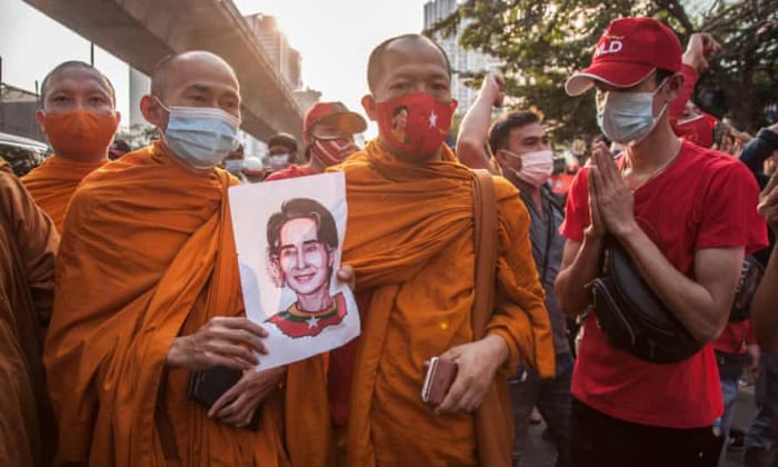 Các nhà sư Thái Lan cầm chân dung của bà Aung San Suu Kyi trong cuộc biểu tình chống lại cuộc đảo chính quân sự của Myanmar ở Bangkok.