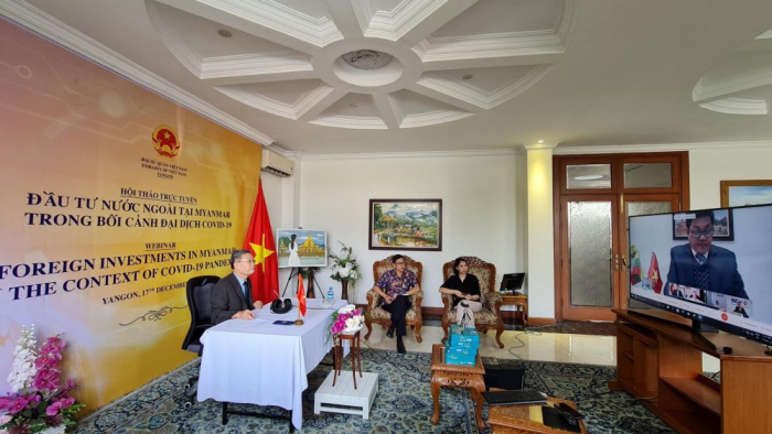 Hội thảo là hoạt động bổ ích và thiết thực cho doanh nghiệp Việt Nam đang và dự kiến làm ăn tại Myanmar. Ảnh: Đại sứ Lý Quốc Tuấn và các cán bộ Đại sứ quán tham dự Hội thảo. (Nguồn: ĐSQ Việt Nam tại Myanmar).