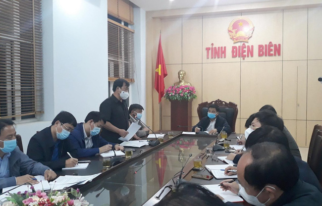 Phó Chủ tịch UBND tỉnh Điện Biên, Phó trưởng Ban chỉ đạo phòng, chống dịch Covid-19 tỉnh thông tin tình hình dịch Covid-19 trên địa bàn. Ảnh:TTXVN.