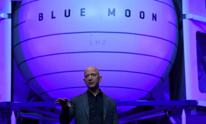 Jeff Bezos ra mắt tàu đổ bộ mặt trăng thăm dò không gian của Blue Origin ở Washington. Ảnh: TL