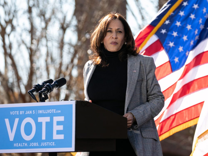 Kamala Harris vận động ủng hộ các ứng cử viên Thượng viện Dân chủ Georgia, Rev. Raphael Warnock và Jon Ossoff vào năm 2020. Jessica McGowan / Getty Images