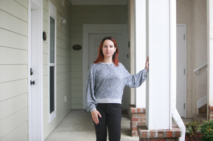 Bà Lorraine Luongo ở Myrtle Beach, S.C., đã đệ đơn kiện Airbnb. Ảnh: Leslie Ryann McKellar (The New York Times)