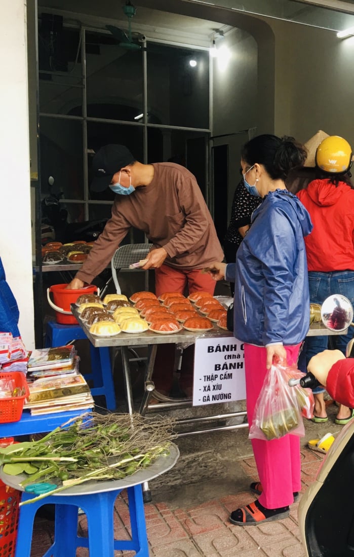 Xôi, chè được làm sẵn cẩn thận và đẹp mắt để phục vụ người dân, giá dao động 40.000 - 60.000 đồng/ cặp. Ảnh: Hồng Gấm.