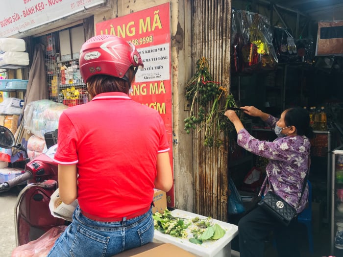 Trầu, cau được người dân mua nhiều trong sáng nay. Giá một cơi trầu 10.000 đồng. Ảnh: Hồng Gấm.