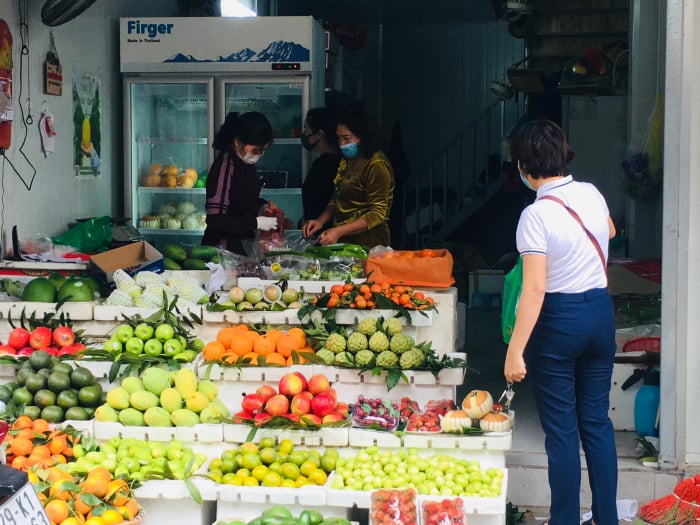 Trái cây đắt khách mua, bán chạy nhất là phật thủ, giá dao động từ 40.000 - 200.000 đồng/ trái. Ảnh: Hồng Gấm