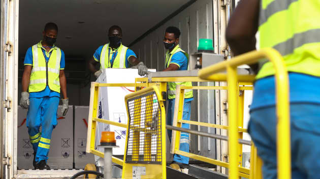 Nhân viên sân bay dỡ một lô hàng vắc xin Covid-19 từ chương trình tiêm chủng Covid-19 toàn cầu của Covax, tại Sân bay Quốc tế Kotoka ở Accra, vào ngày 24/2/2021. Ảnh: NIPAH DENNIS|AFP