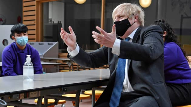 Thủ tướng Boris Johnson gặp gỡ các học sinh lớp 11 trong chuyến thăm Học viện Accrington vào ngày 25/2/2021 tại Lancaster, Anh. Ảnh: Anthony Devlin - WPA Pool / Getty Images