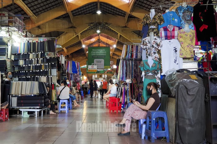 Khi dịch tái bùng phát lần hai, lần ba, người dân e ngại di chuyển và du lịch đình trệ, chợ Bến Thành càng rơi vào tình trạng ế ẩm.