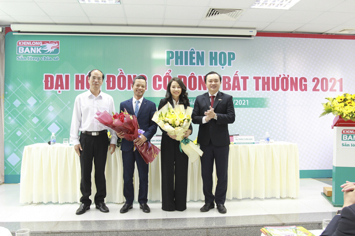 Ông Lê Hồng Phương (cựu CEO BB Group) đã được bầu làm Chủ tịch HĐQT, trong khi đó, bà Trần Thị Thu Hằng (CEO Sunshine Group) được bầu là 1 trong 3 Phó Chủ tịch ngân hàng Kiên Long nhiệm kỳ 2018 – 2022.