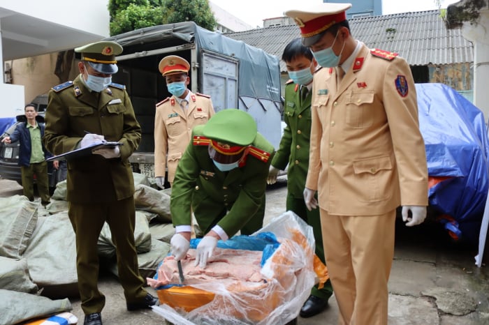 Nầm lợn không rõ nguồn gốc, có dấu hiệu nấm mốc, chuẩn bị đưa vào lưu thông thì bị lực lượng chức năng bắt giữ. Ảnh: QLTT.