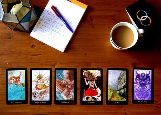 Vài năm trở lại đây, bói bài Tarot được các bạn nhân viên văn phòng xem như là một cách giải tỏa cảm xúc tiêu cực hay áp lực tâm lý mỗi khi gặp vấn đề cần giải quyết (Ảnh: Internet)