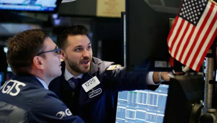 Các nhà giao dịch cổ phiếu trên sàn NYSE ở New York, Mỹ. Ảnh: Reuters