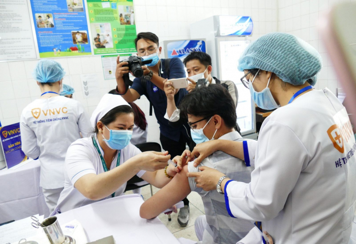 Tình nguyện viên được tiêm thử nghiệm vaccine ngừa Covid-19 tại Việt Nam. Ảnh: PV