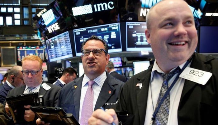 Các nhà giao dịch cổ phiếu trên sàn NYSE ở New York, Mỹ. Ảnh: Reuters.