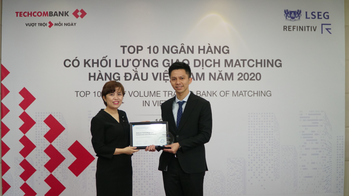 Refinitiv vinh danh Techcombank ở vị trí Top 4 ngân hàng có khối lượng giao dịch ngoại hối lớn nhất Việt Nam . Ảnh: TL.